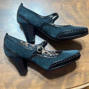 Clarks Women's Artisan Diamond Shine Mary
Jane Pumps Black Suede Patent